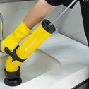 Leidingreinigingspomp met handschoenen