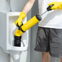 Leidingreinigingspomp met handschoenen
